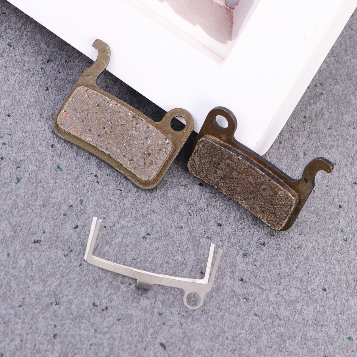 Brake Pads Bike - 2セットのセミメタリック樹脂製ブレーキパッド。低騒音、耐摩耗性に優れ、高性能。マウンテンバイク用。滑らかなブレーキング。