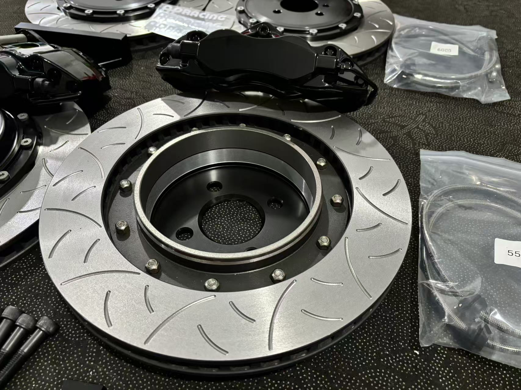 フルセットの大型ブレーキキット。フロント・リア用、6ピストン - Front Rear Brake Caliper Bracket Kit のレビューと価格